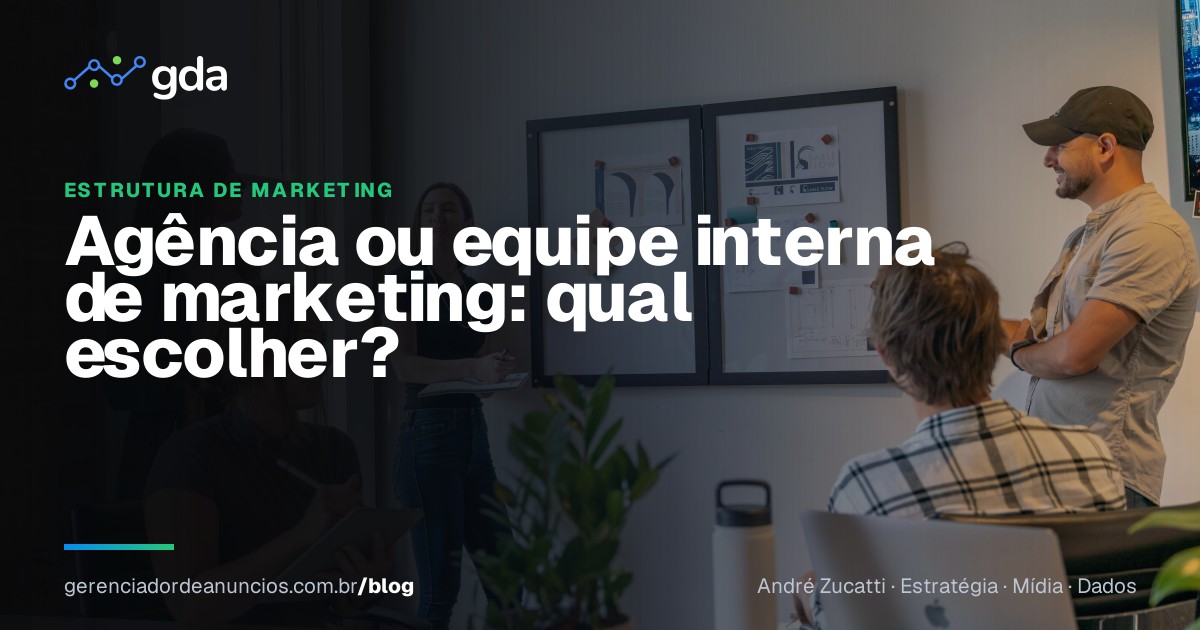 Empresária participa de reunião com uma equipe de marketing em um escritório