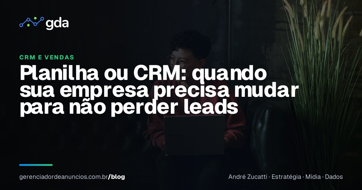 Empresário organiza oportunidades de vendas em um notebook no escritório