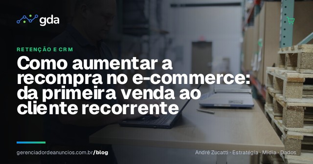Empresária prepara pedidos recorrentes em uma pequena operação de e-commerce