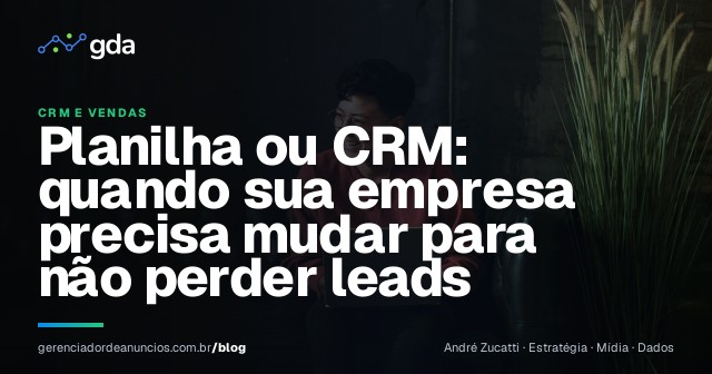 Empresário organiza oportunidades de vendas em um notebook no escritório